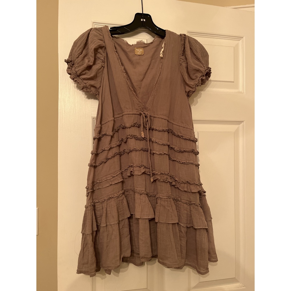 Brown V-neck puff-sleeve dress